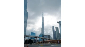 برج خليفة يغوص بين الغيوم في سماء دبي نهاية 2025